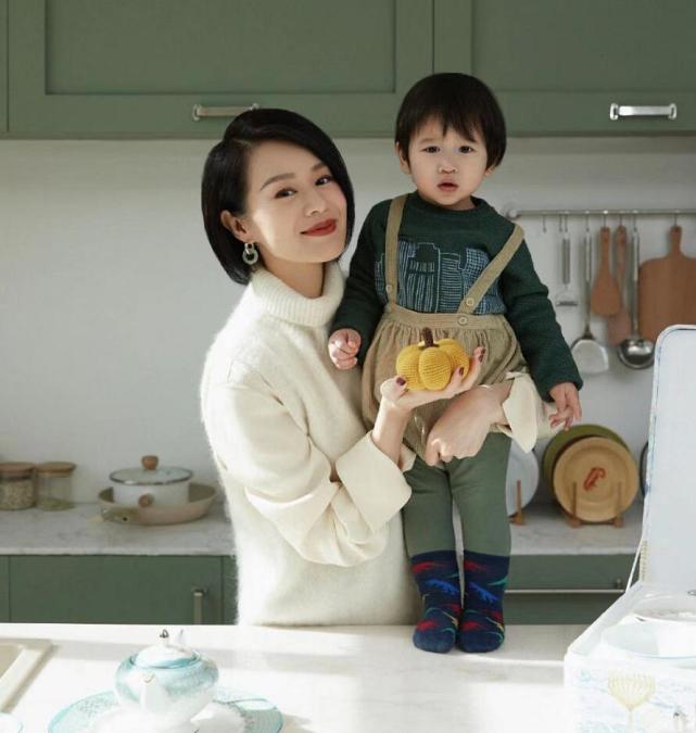 胡杏兒首度攜小兒子合體登雜誌，不滿2歲的李奕霖撇嘴皺眉像哭過