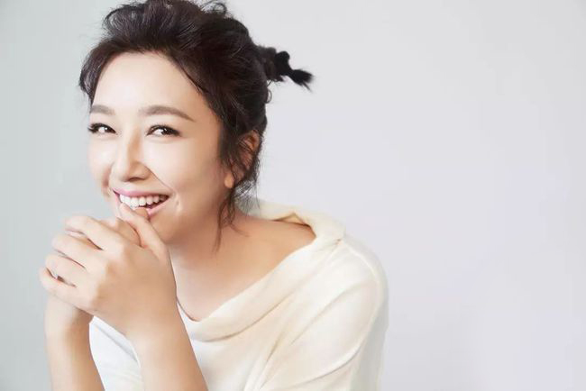 江珊：閃婚震驚一時，與靳東姐弟戀5年，如今54歲卻依舊美如少女