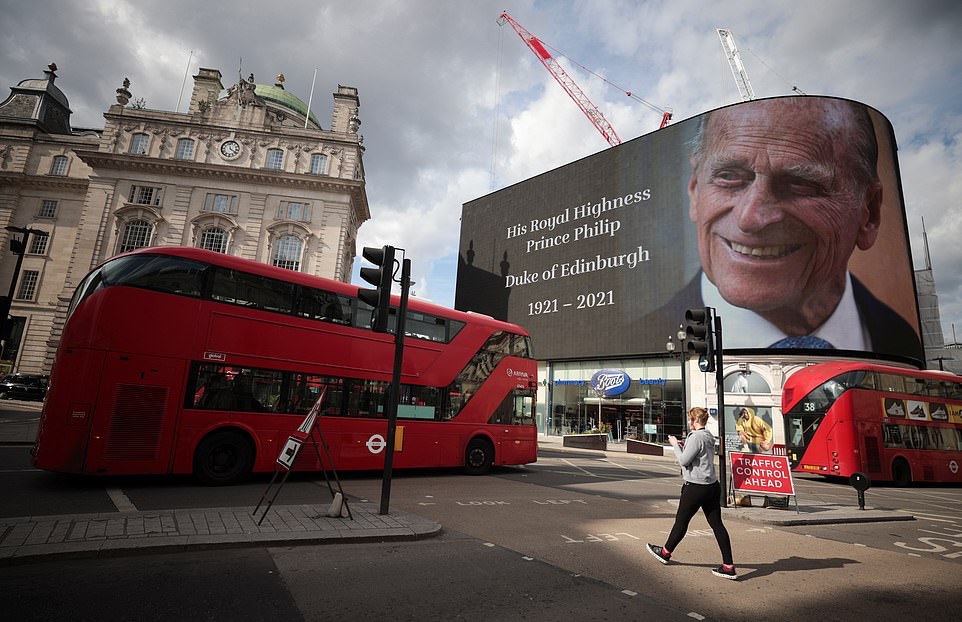 哈里梅根或回英国参加爷爷葬礼，民众：骂完王