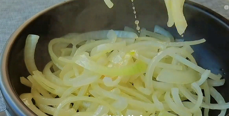 土豆片這樣做太好吃了，學會用它來招待客人，比紅燒肉還受歡迎