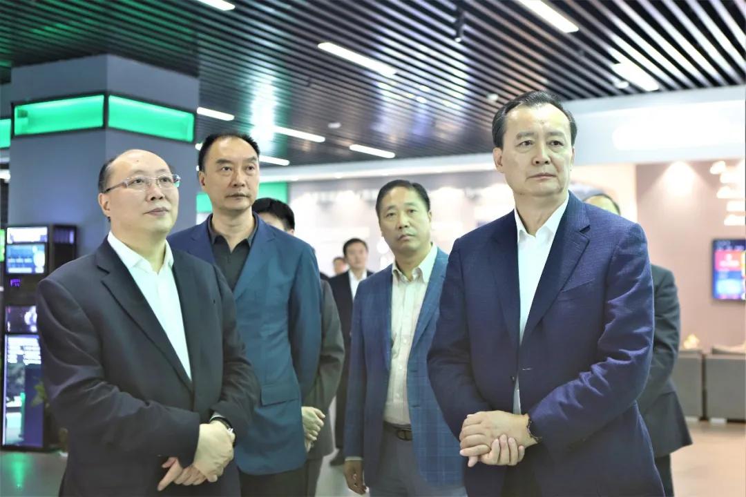 全国工商联副主席黄荣率队考察正泰
