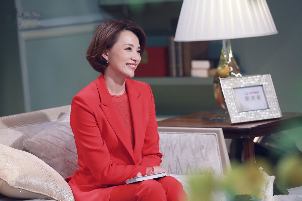 董卿一年的收入，折合成人民币是多少？