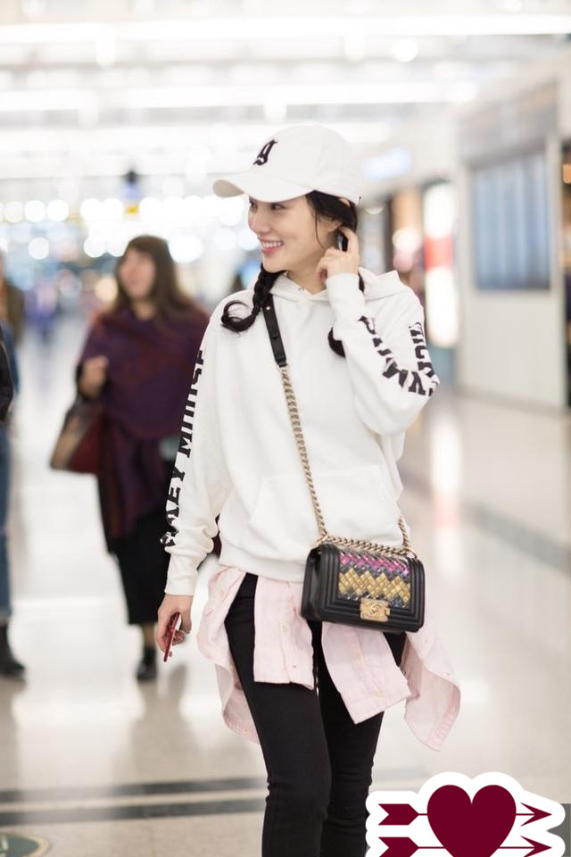 李小璐街拍真瘦，卫衣里套衬衫也不臃肿，看身