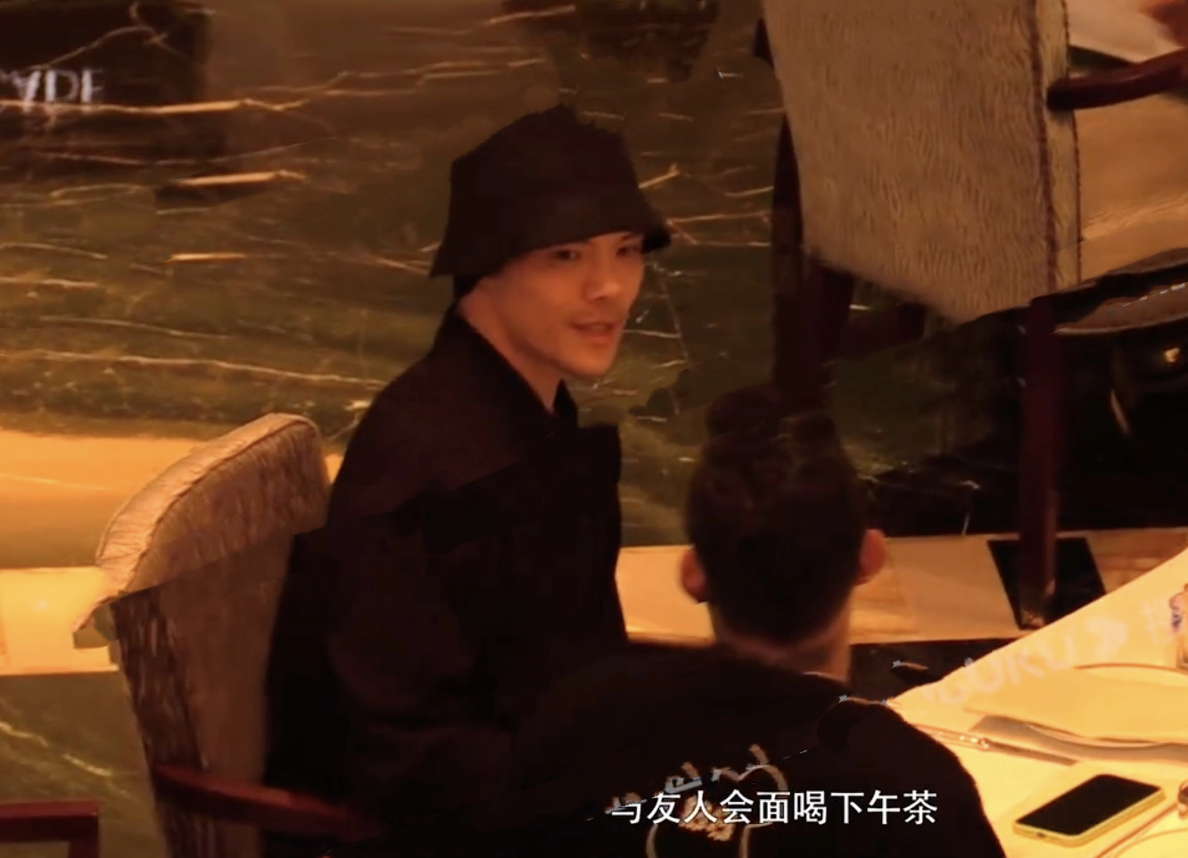 向佐一家出门被拍，郭碧婷穿扮朴实背微驼，女儿扎小辫子萌态十足