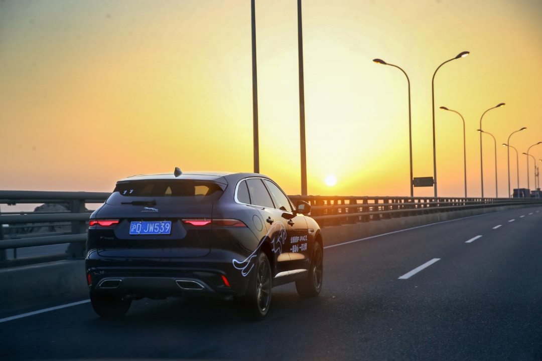 电气化时代下的捷豹F-PACE，能否守住优雅与运动的倔强？