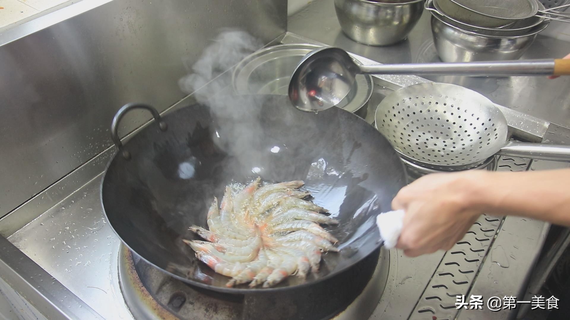 油燜大蝦家常美味做法，色澤金黃，營養美味又補鈣，看一遍就會做
