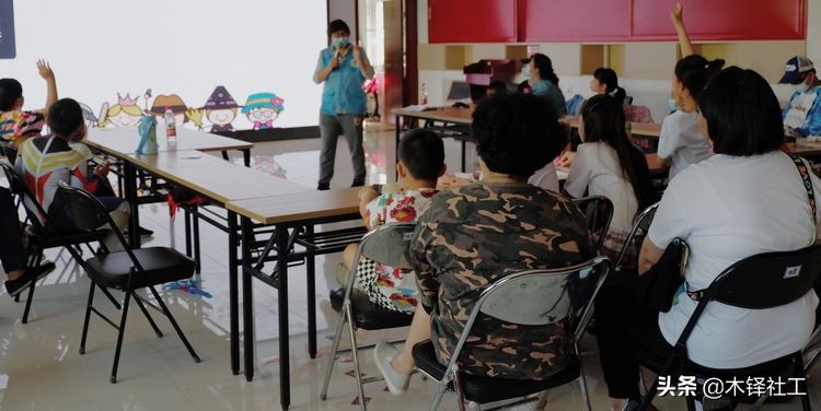 老山街道困难群众救助所进社区开展“垃圾分类小帮手”儿童节活动
