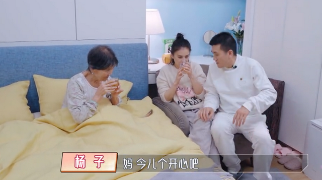 黄圣依给婆婆洗澡搓背，杨子感动不已，父母真的是孩子的一面镜子