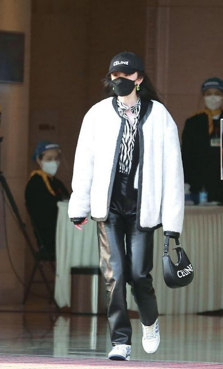 杨幂也太有品了吧，用毛绒外套叠穿斑马纹衬衫