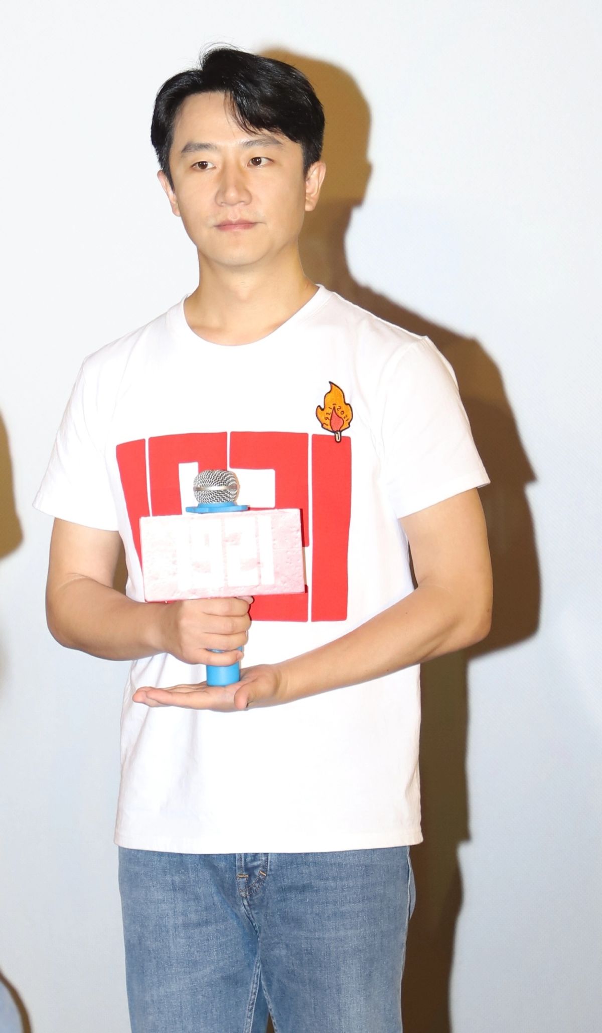 黄轩悼念父亲逝世14年，晒白玫瑰很伤感，自幼父母离异父亲还早逝