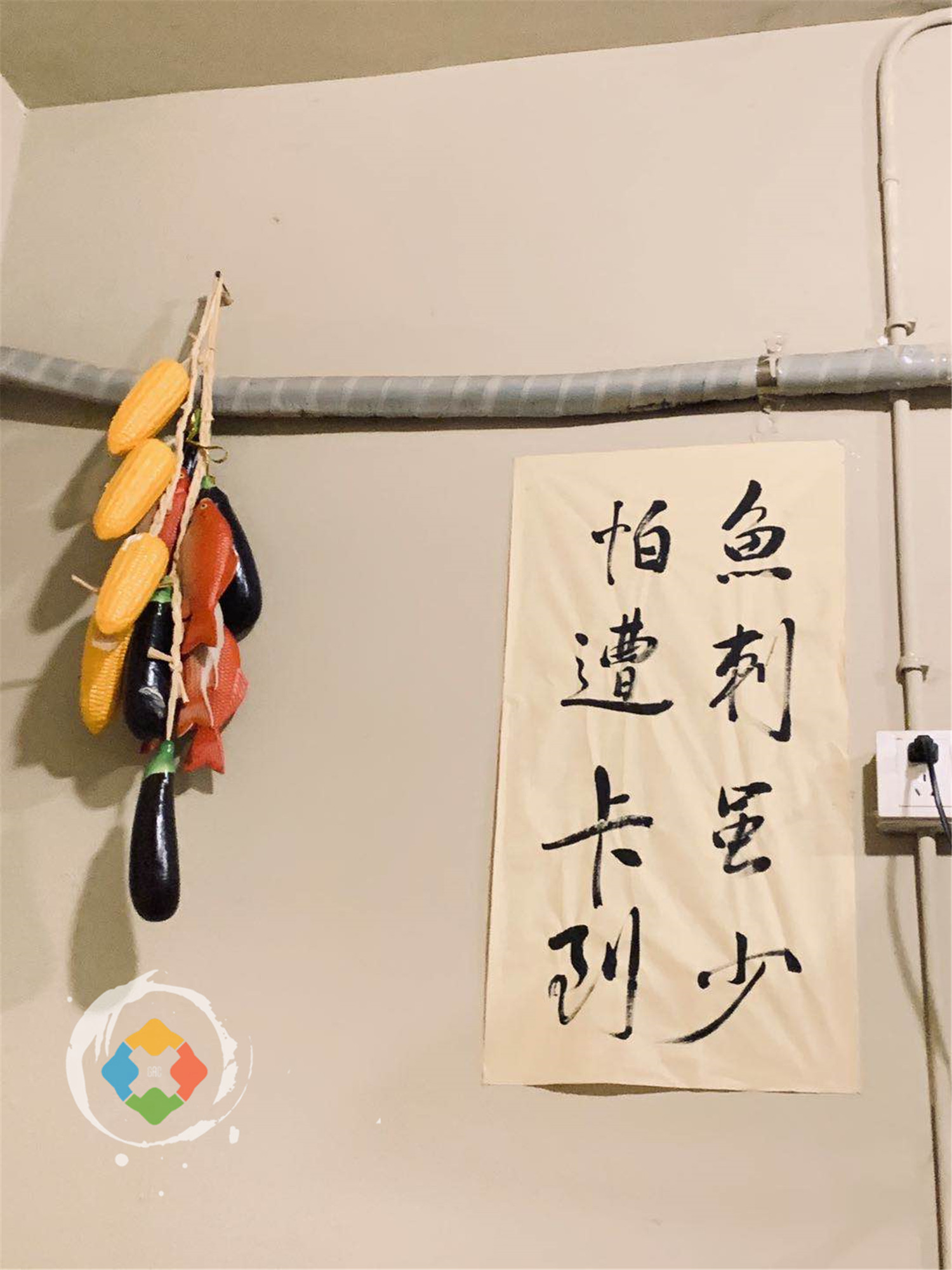 重庆九坑子的六星级苍蝇馆子，专卖黄辣丁火锅，但年轻人都不爱吃