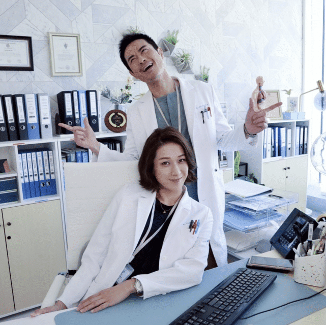 钟嘉欣为5岁女儿庆生，素颜出镜黑眼圈抢镜，Kelly紧搂妈妈萌态足