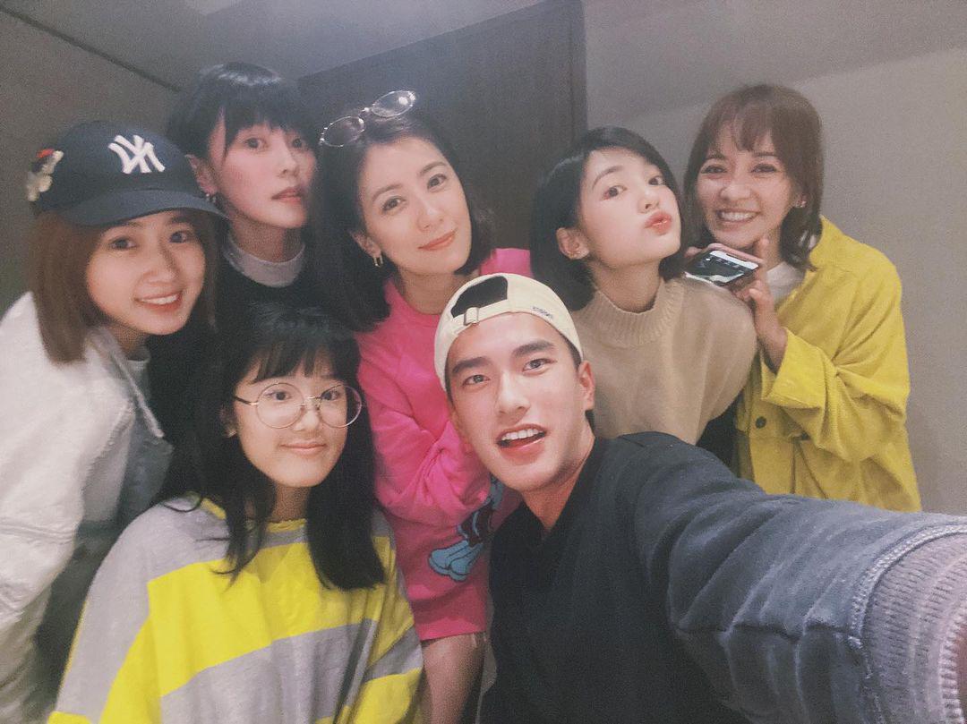 46歲賈靜雯帶女兒聚餐，C位出鏡超凍齡，被讚像少女團體