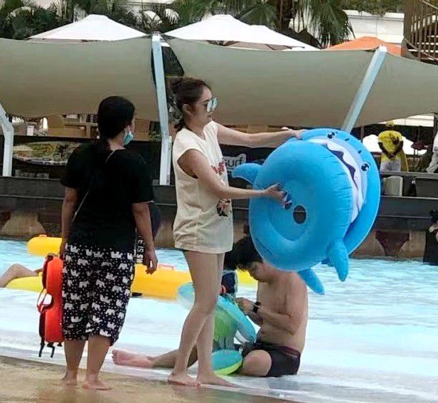 澳门偶遇安以轩一家，夫妻恩爱低调没架子，女儿五官精致超漂亮