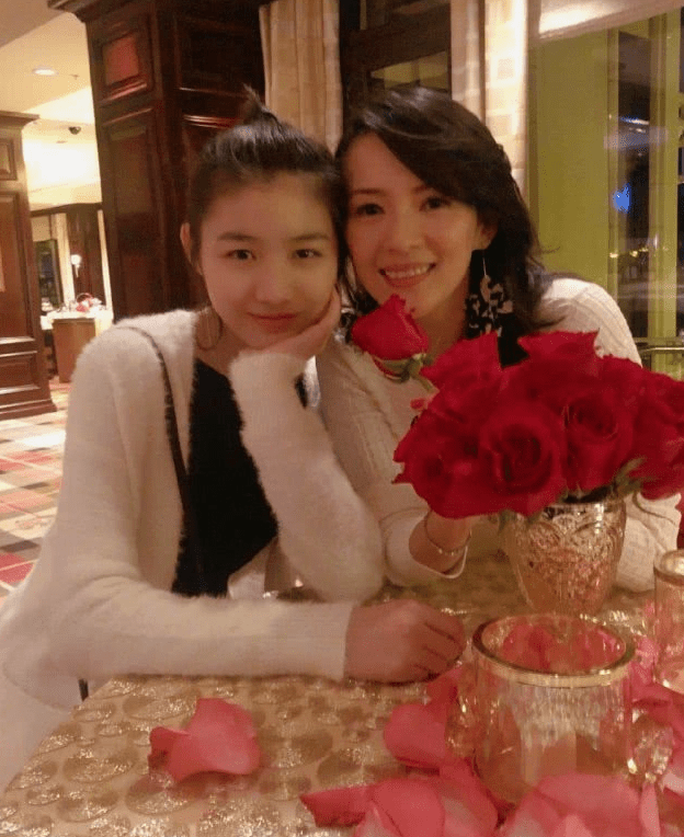 汪峰大女儿近照曝光，16岁小苹果化浓妆衣着性感，气质显成熟