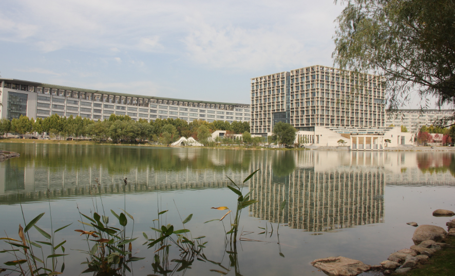 河南中医药大学举办双选会，众多学子应聘成功，学生：感谢学校