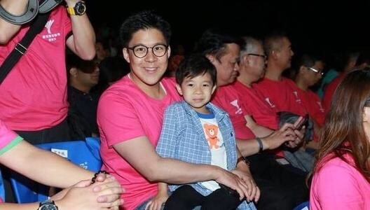 郭晶晶霍啟剛帶兒子聽音樂會，夫妻相搶鏡，豪門教育兒子也富養