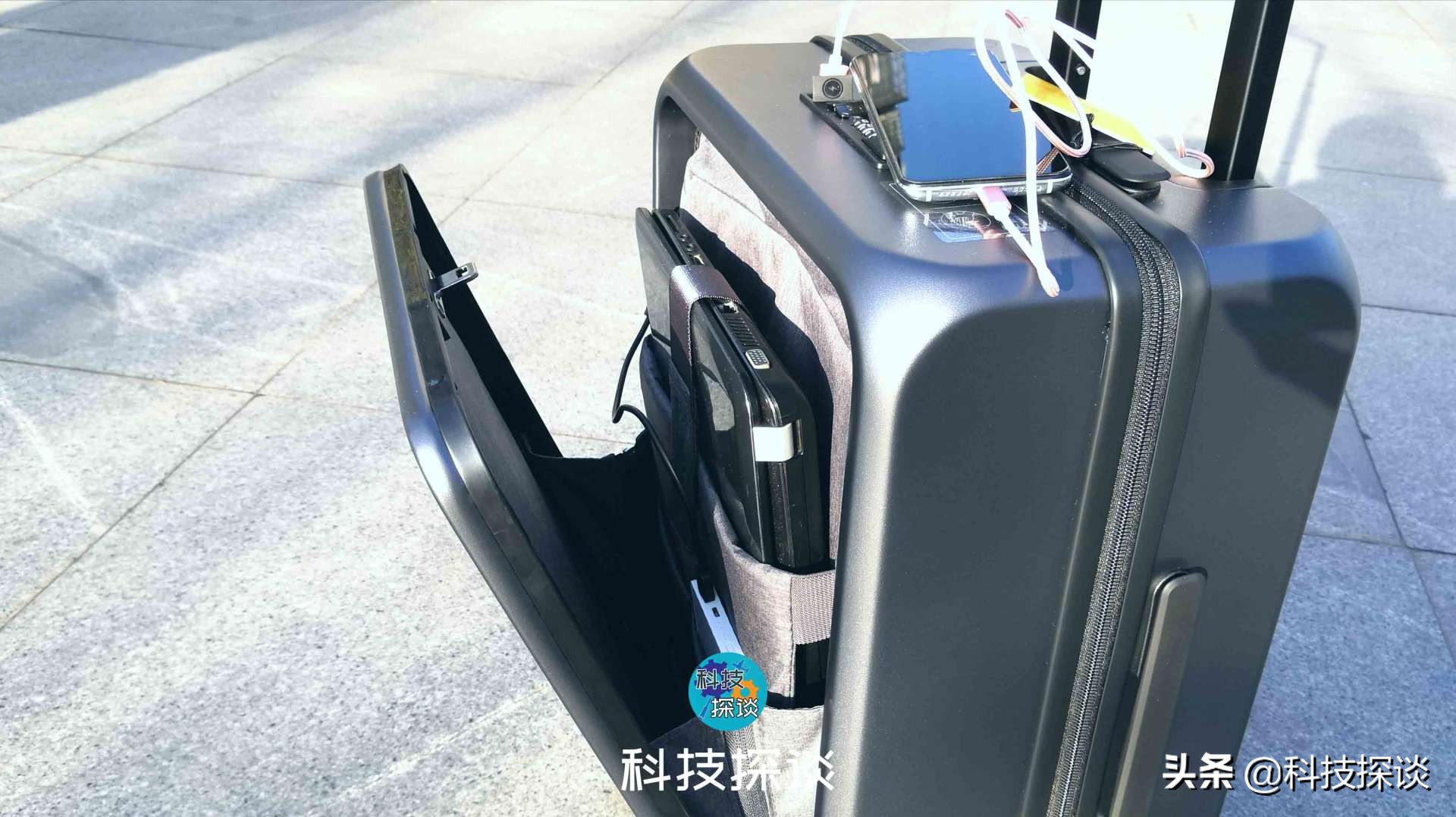国货把背包的便捷性带进行李箱，让笔记本轻松放置，手机快捷充电