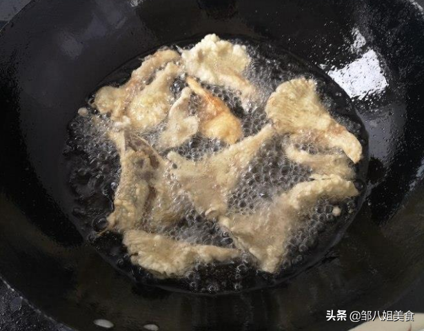 做炸蘑菇，调面糊很关键，有人不懂用淀粉还是面粉，教您正确做法