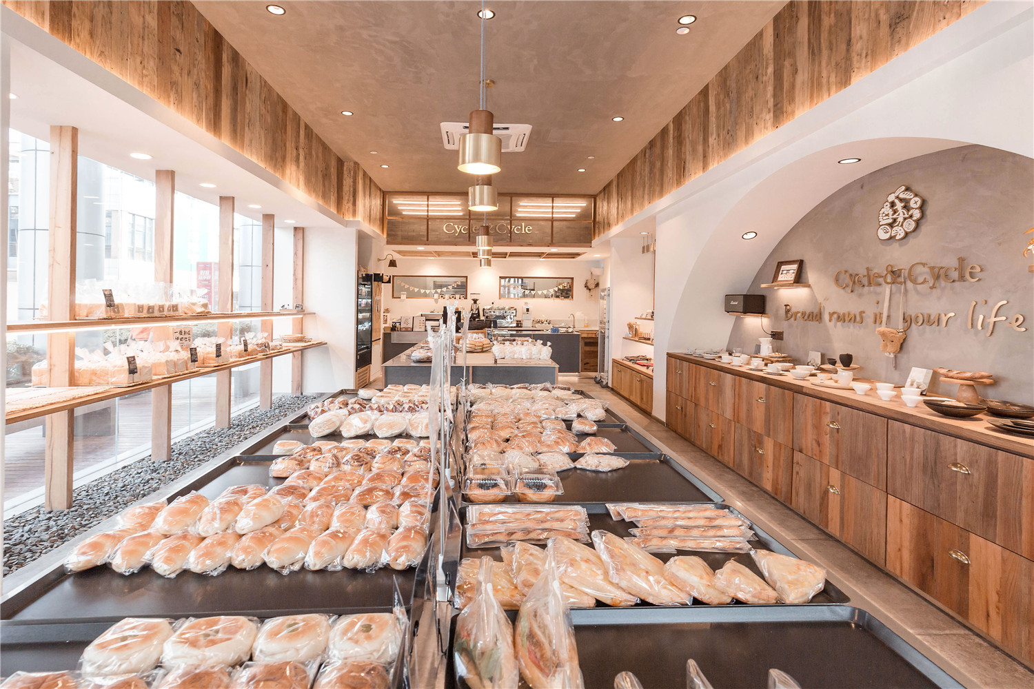 合肥面包店装修 温暖的日系面包店 在暖调里感受奶油面包的香味