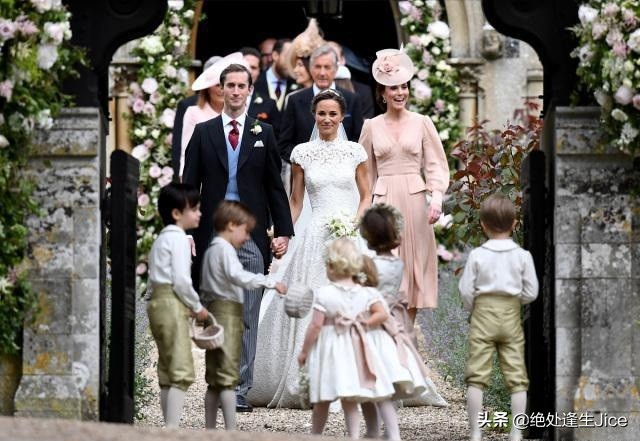 梅根夫妇结婚2周年：哈里王子变平民，竟寄人篱