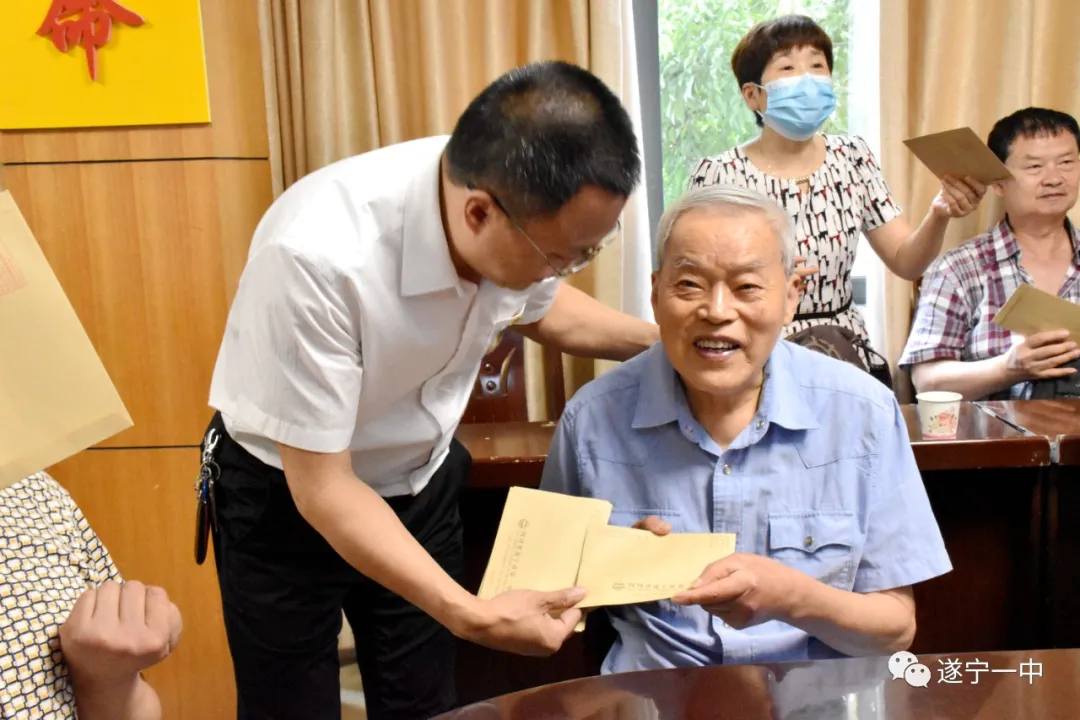 遂宁一中召开庆祝中国共产党成立100周年暨“两优一先”表扬大会 遂宁一中召开庆祝中国共产党成立100周年暨“两优一先”表扬大会