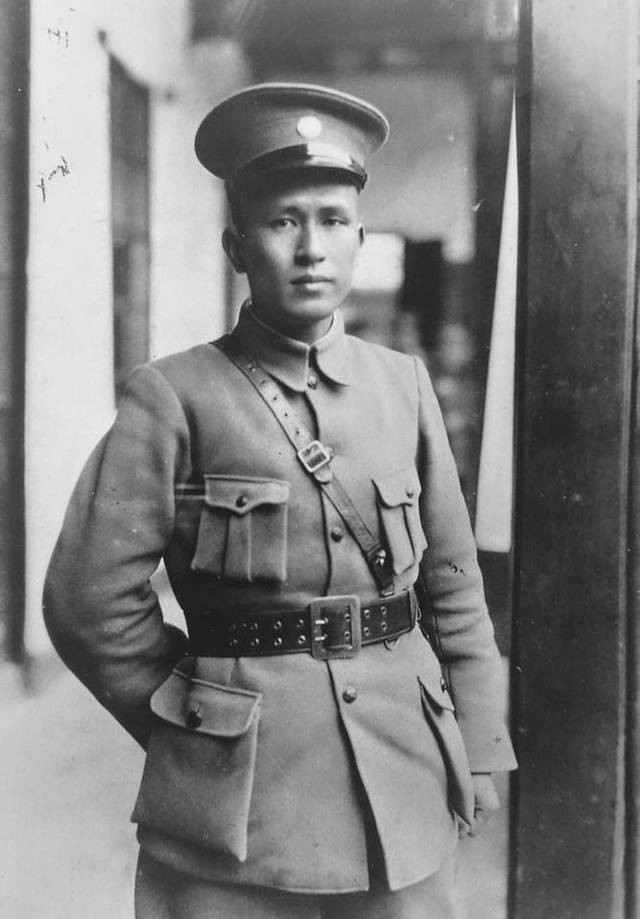 开国中将刘忠回乡寻母，却发现母亲沿街乞讨，痛哭大呼：儿不孝啊