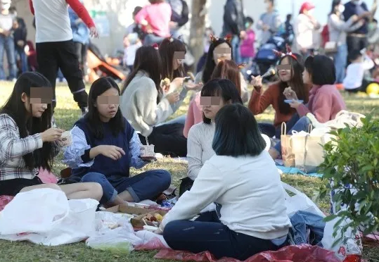 突发！香港入境深圳、珠海的政策收紧！感染英国变种病毒的人数增至8人！是时候曝光这些抗疫不配合的行为了