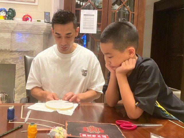 好爸爸！赵文卓国庆陪儿女骑马，子龙和妹妹马背上手拉手超有爱