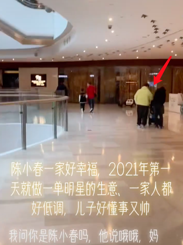 陳小春一家五口逛街，吃不完飯還打包好節儉，弟弟坐嬰兒車好乖