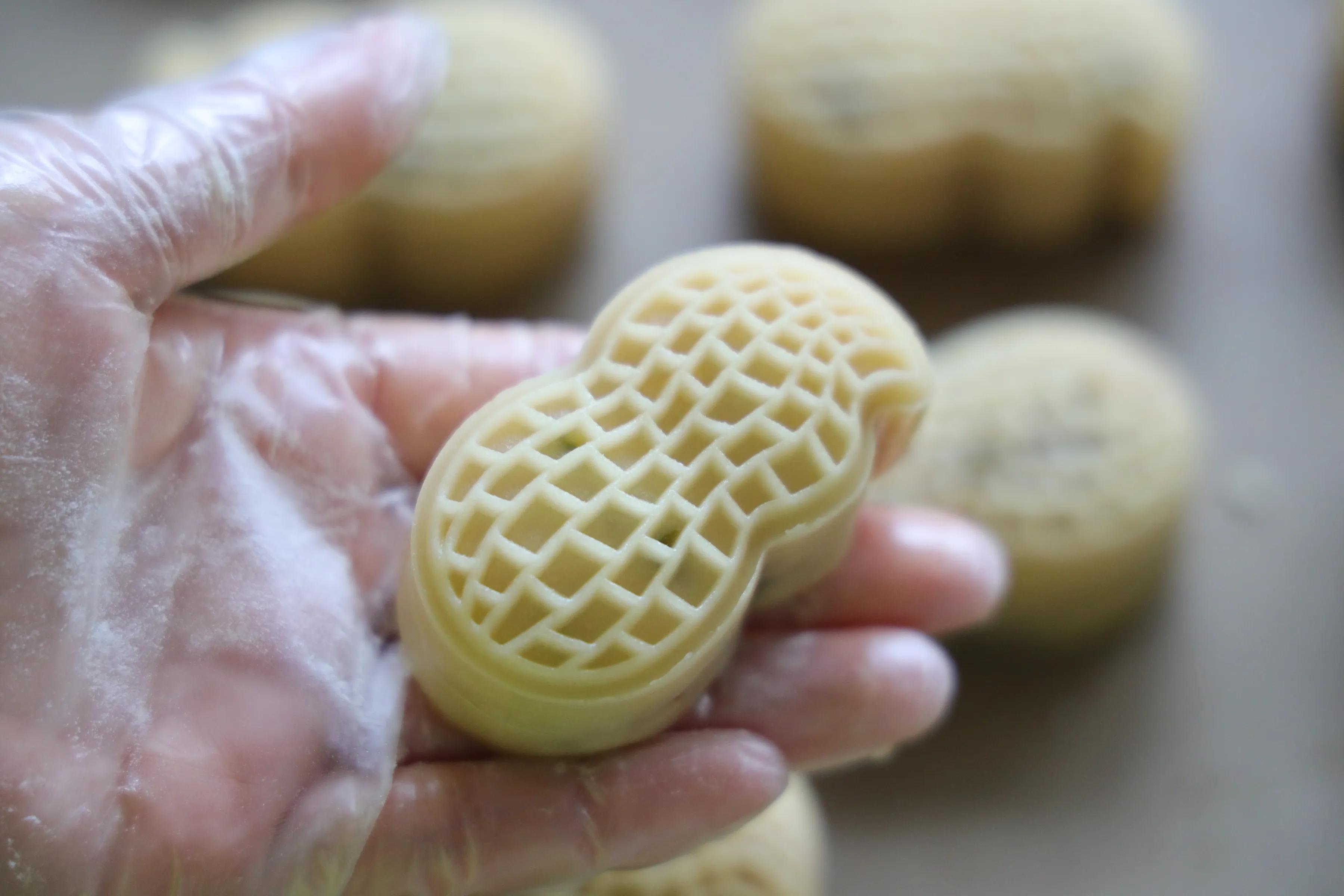 火爆全网的花生月饼，搭配豪华的五仁馅料，吃一口就停不下来