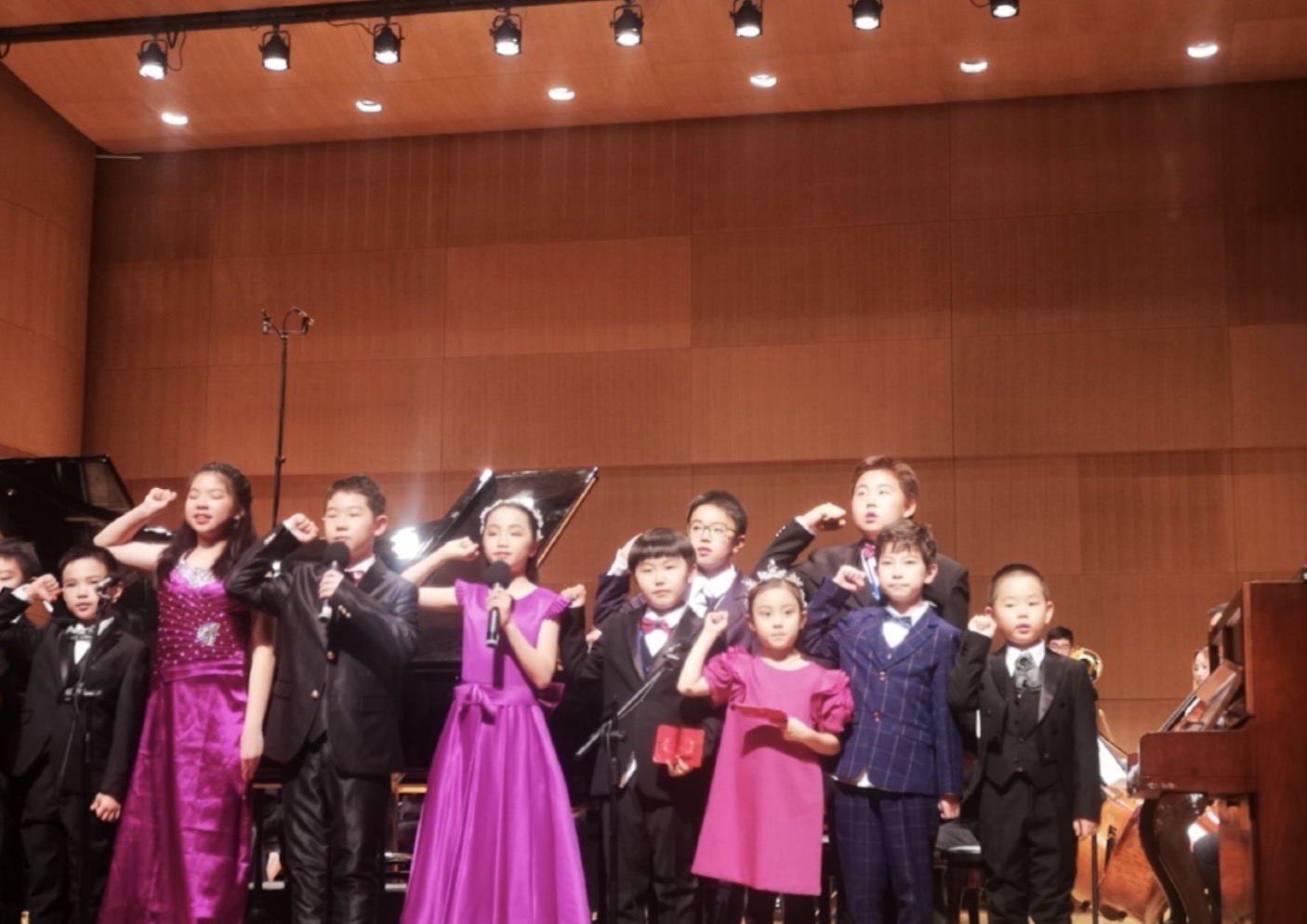 甜馨鋼琴獨奏《冰雪奇緣》，穿藍色紗裙氣質佳，笑容甜美颱風穩健