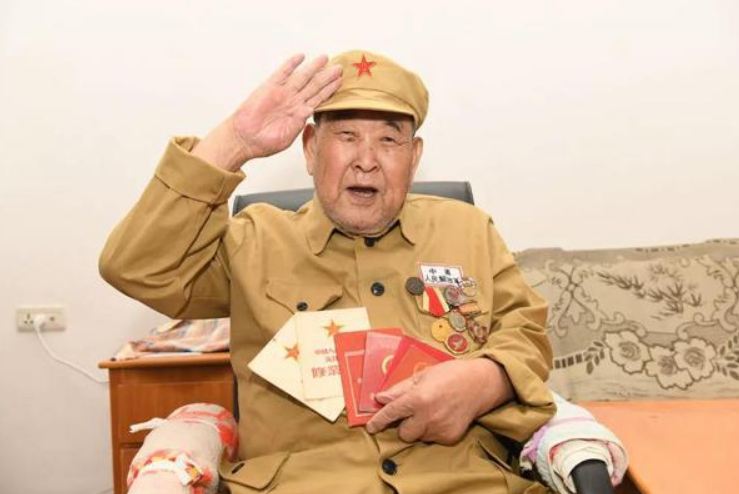 91歲老漢隱藏身份60年，連家人都瞞著，直到女婿翻出一張照片