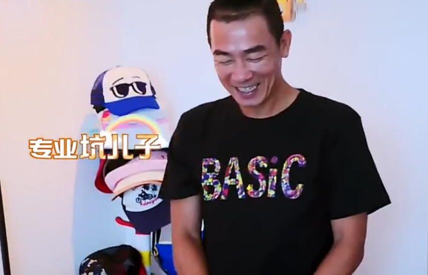 應采兒曬大兒子彈鋼琴，陳小春闖入後畫風突變，父愛如山體滑坡