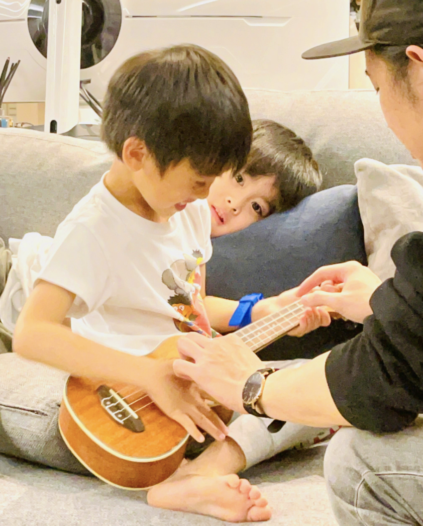 林志穎曬次子學烏克麗麗有模有樣，老三盯著哥哥眼神放空萌態足