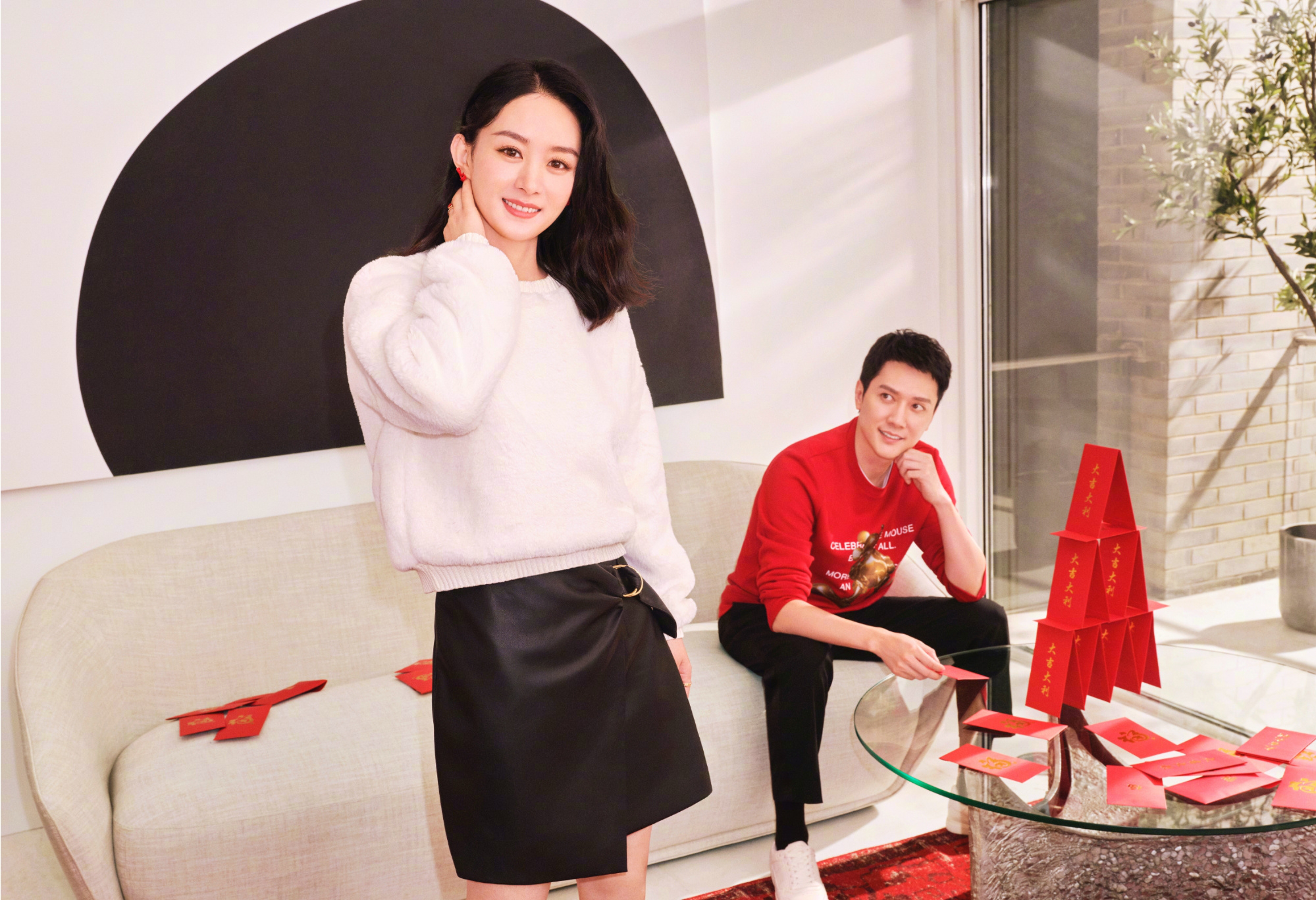 冯绍峰赵丽颖晚上散步，恩爱甜蜜，网友：狗粮