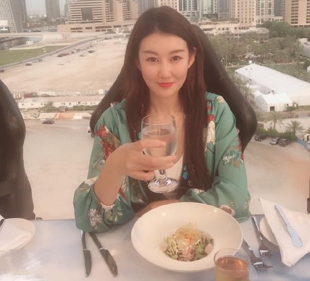 王宝强00后新女友曝光？两人贴身合照显亲密：希望我们越来越好