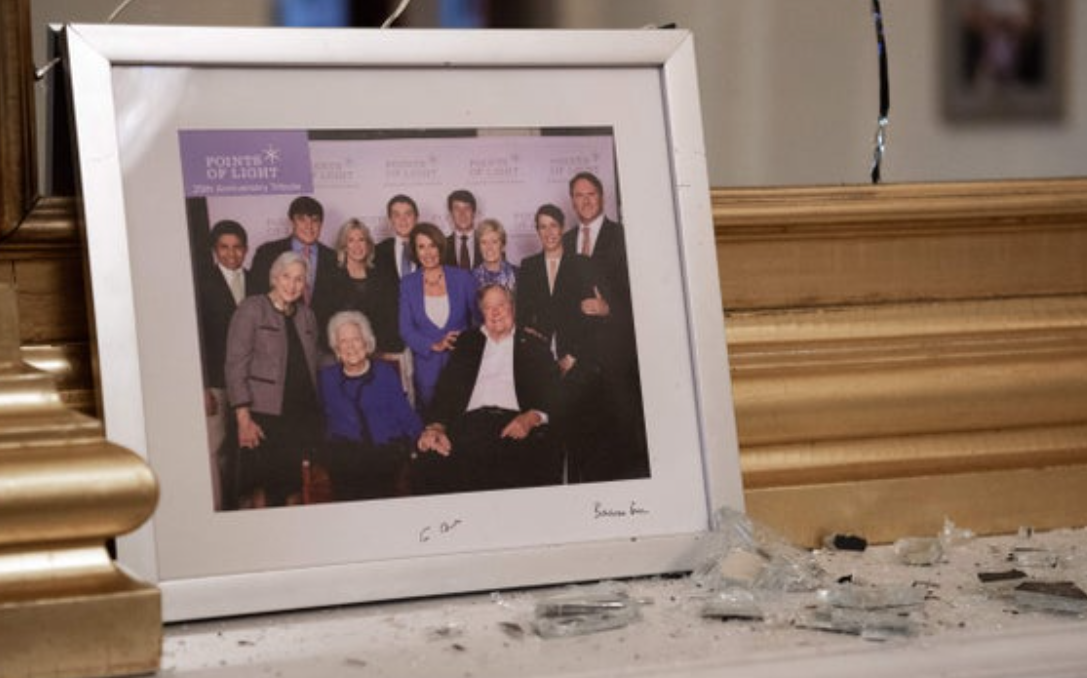 佩洛西叨叨的美麗風景線，終於在自己的辦公室上演