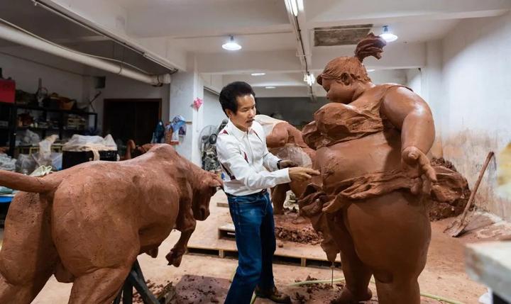 “肥女斗牛”泥稿放大，为西班牙而作