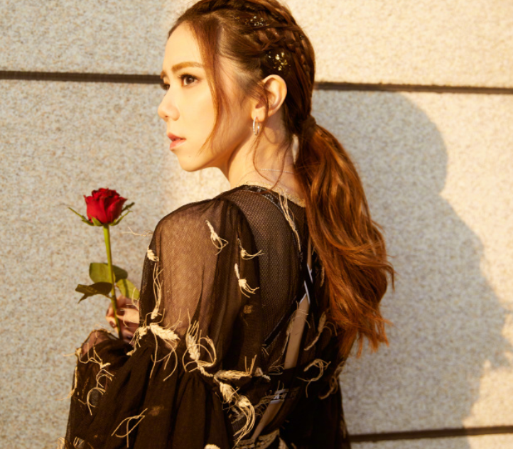 而上|邓紫棋因妆容而上热搜，看清离开浓妆的颜值后差点就认不出