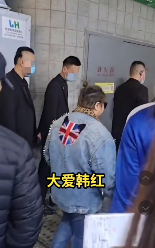 49岁韩红暴瘦后大变样，梳小辫被指认不出，多名保镖随行排场足