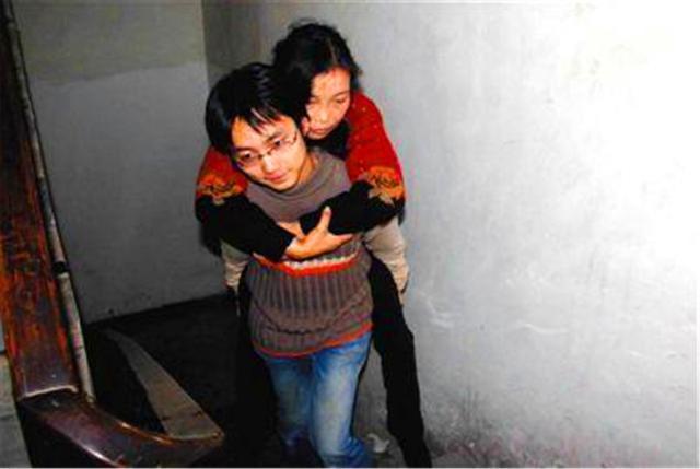 05年“背母上学”感动全国的刘婷，10年后却变性成女人，如今怎样