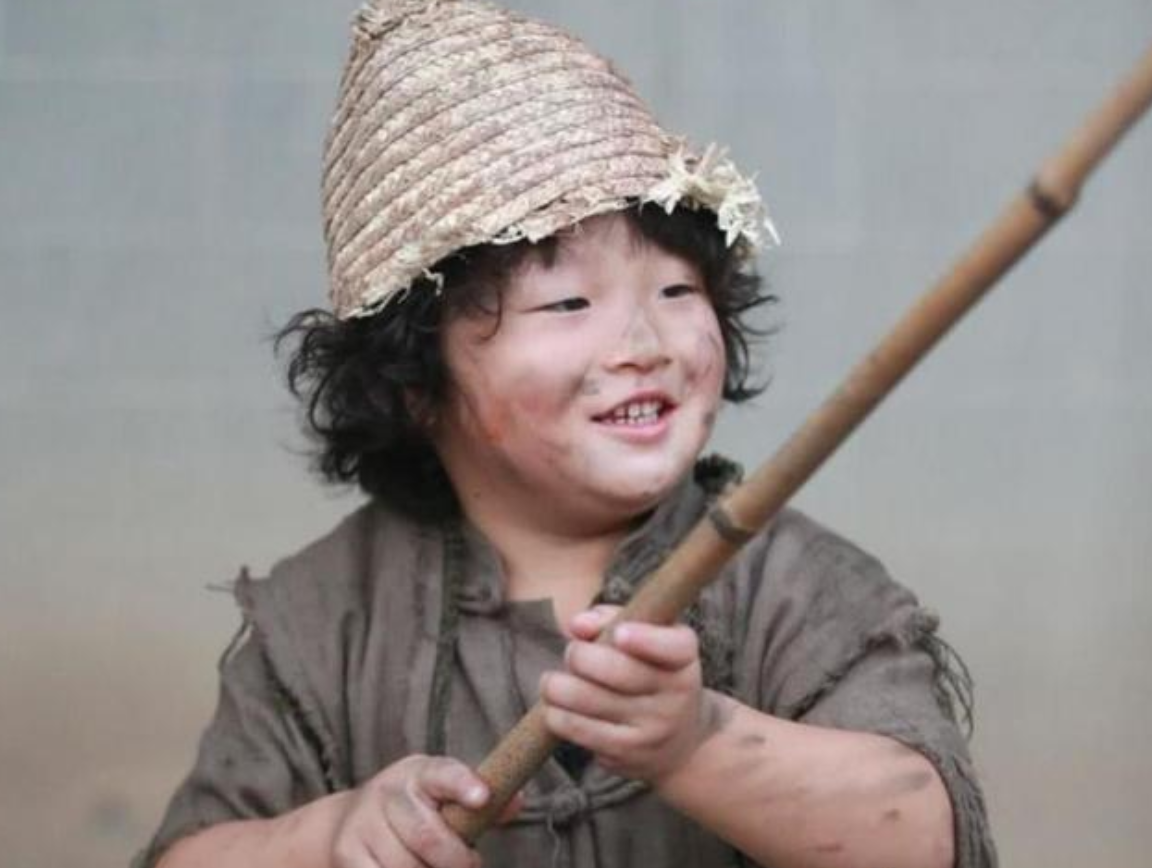 有种开脱式长大叫邹市明儿子，儿时呆萌可爱，