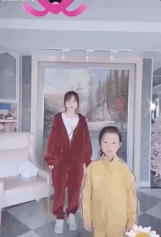 李小璐晒女儿练舞蹲马步，甜馨忍痛坚持惹人疼，网友直呼像贾乃亮