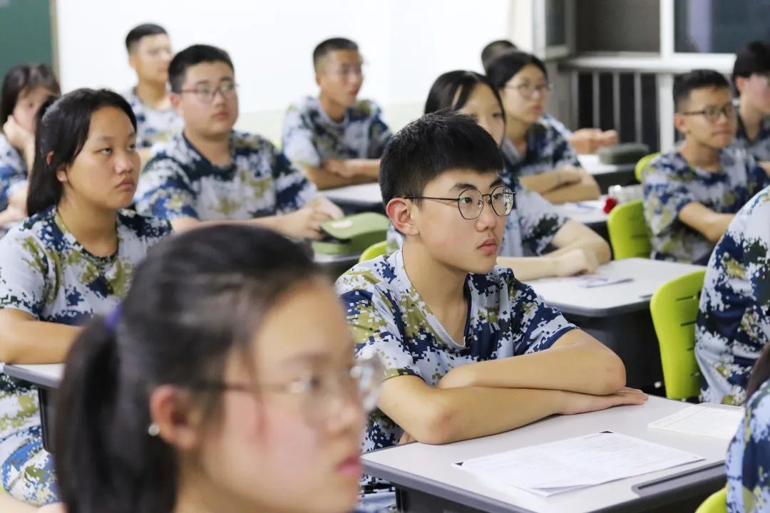 理想照亮未来——我校组织全体师生观看2021《开学第一课》