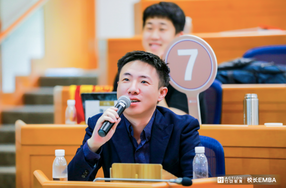 张馨予、陈妍希、杜若溪，这个80后大汉，凭啥包