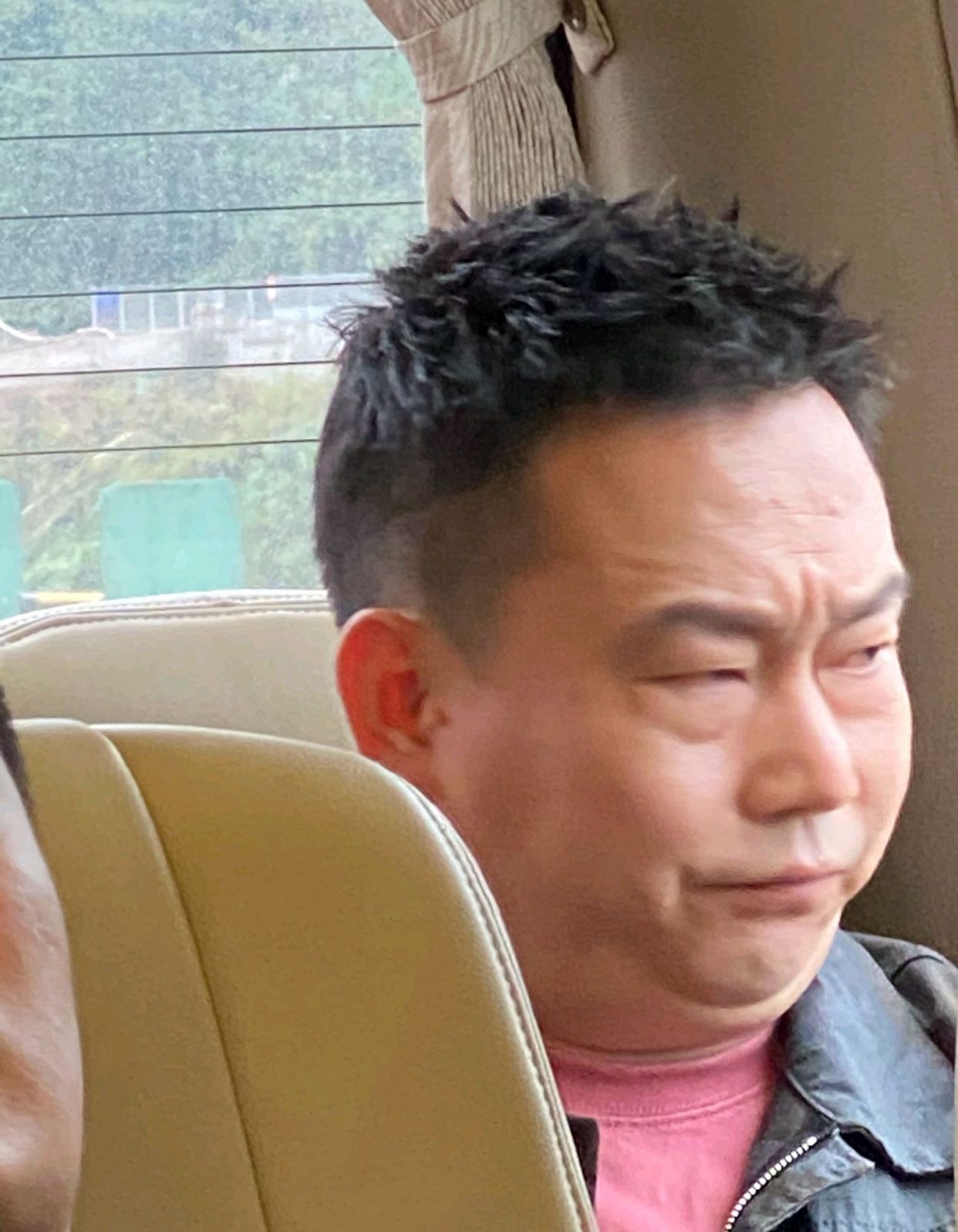邓超偷拍《哈哈哈哈哈》嘉宾睡觉，令人感叹的是鹿晗的睡颜