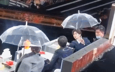 蔡徐坤给张凯丽让伞 由内而外的绅士风度温暖人心