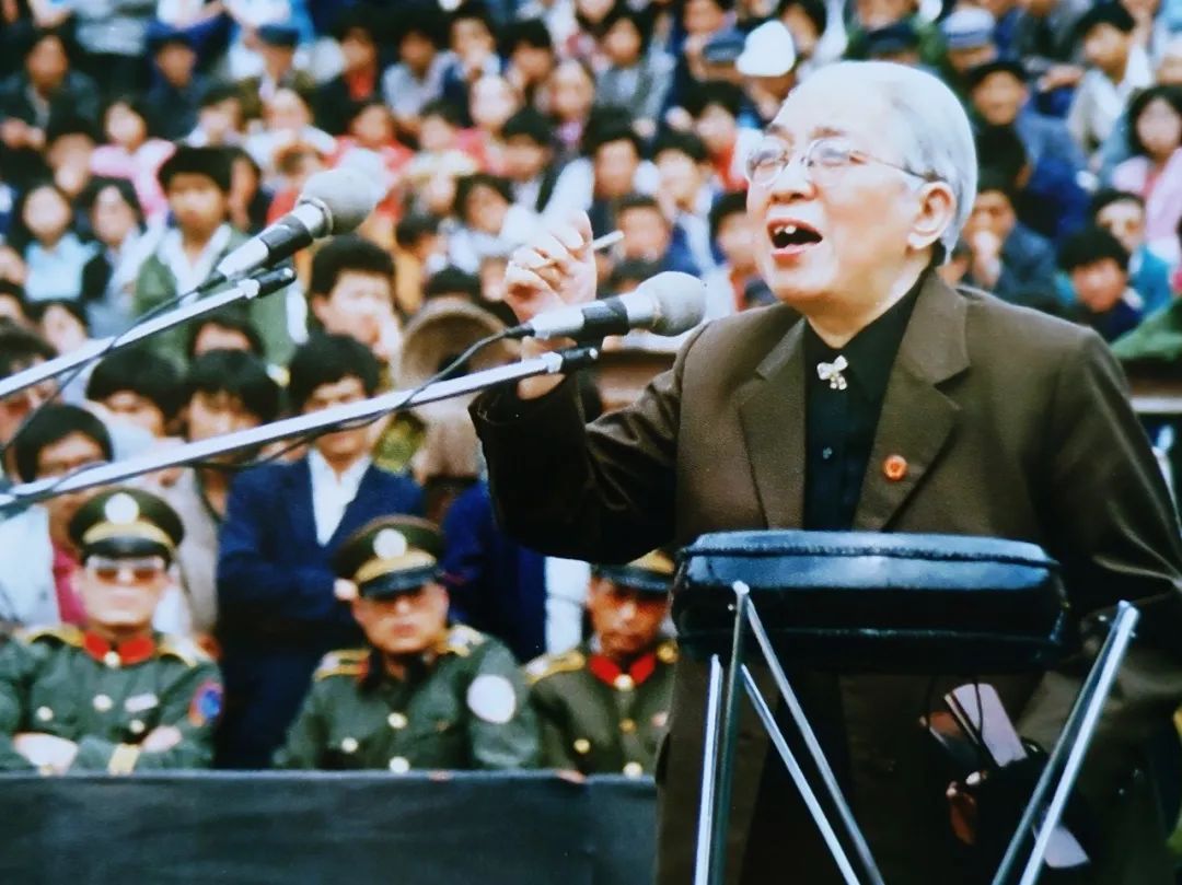 那时候，赵本山范伟还没登上春晚，郭德纲于谦还参加主流相声演出