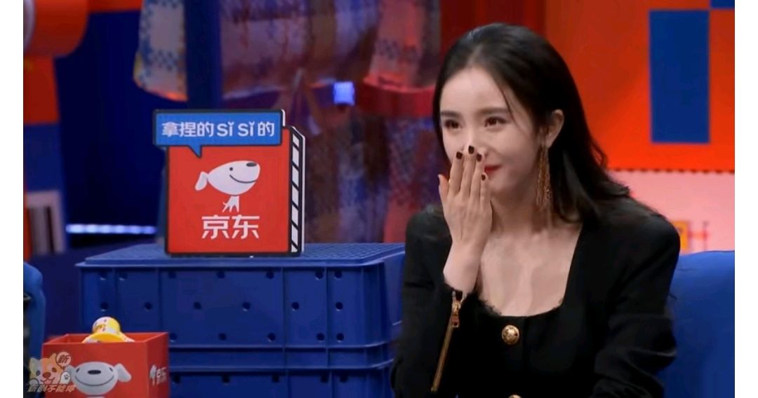 杨幂自称绿茶粉碎机，模仿绿茶撒娇和茶言茶语，网友：本色出演